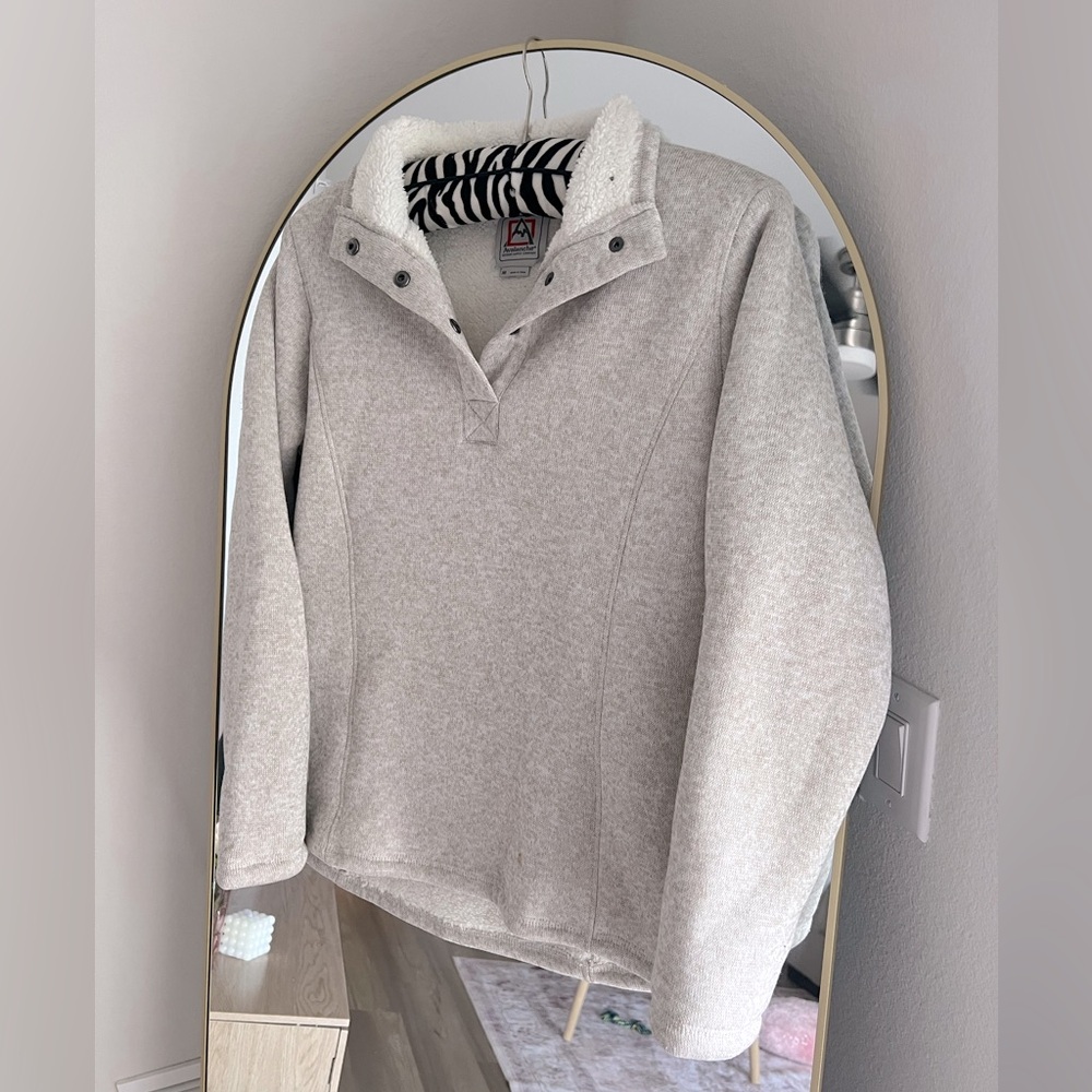 Obsessed with this Jacket!!🥰
Beige/grey🩶
SUPER soft on the inside🪽
